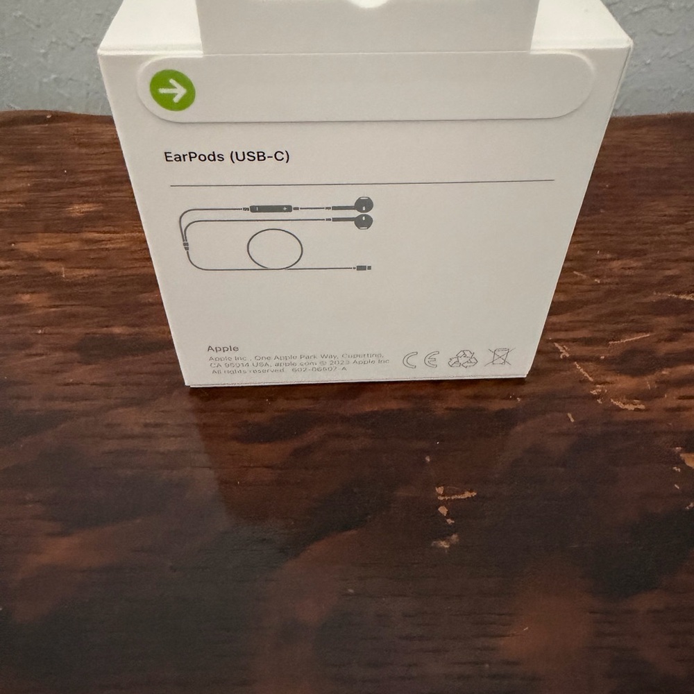 Apple USB-C EarPods - Classic White, NIB - Picture 2 of 2